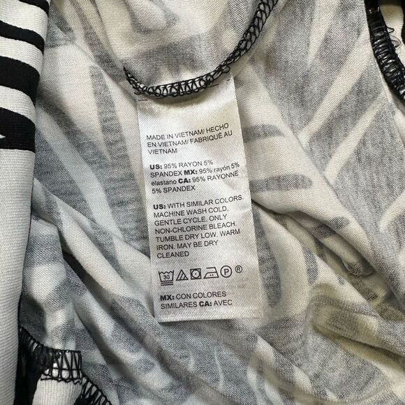 Chicos Women’s Size 0 Palm Print Top Black White Short Sleeve Side Tie Summer - Picture 4 of 9